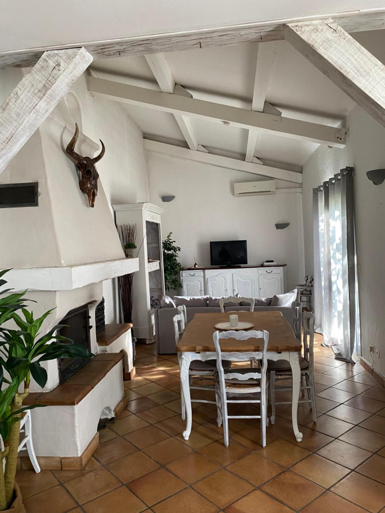 Maison Dans Village Calme Arles Exterior photo